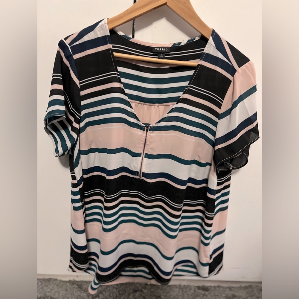 Women’s Torrid blouse size 0 (plus size) no holes or stains
